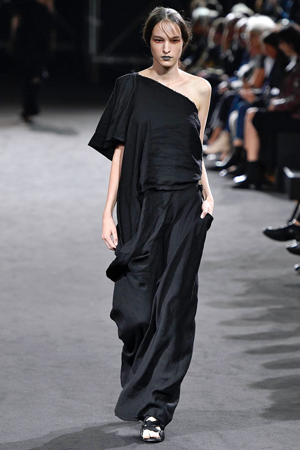 Fashion Week Paris Spring/Summer 2019 look 11 de la collection Yohji Yamamoto womenswear