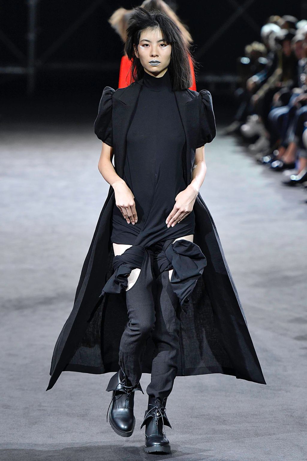Fashion Week Paris Spring/Summer 2019 look 16 from the Yohji Yamamoto collection womenswear