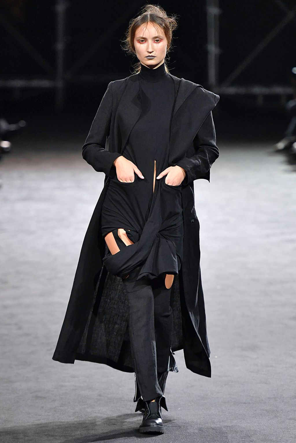Fashion Week Paris Spring/Summer 2019 look 17 from the Yohji Yamamoto collection 女装