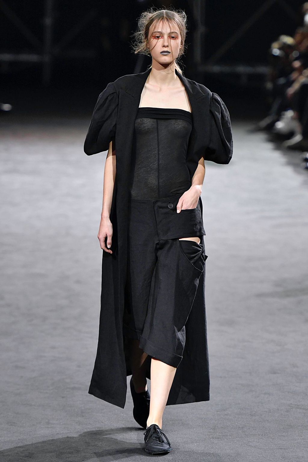 Fashion Week Paris Spring/Summer 2019 look 18 from the Yohji Yamamoto collection womenswear