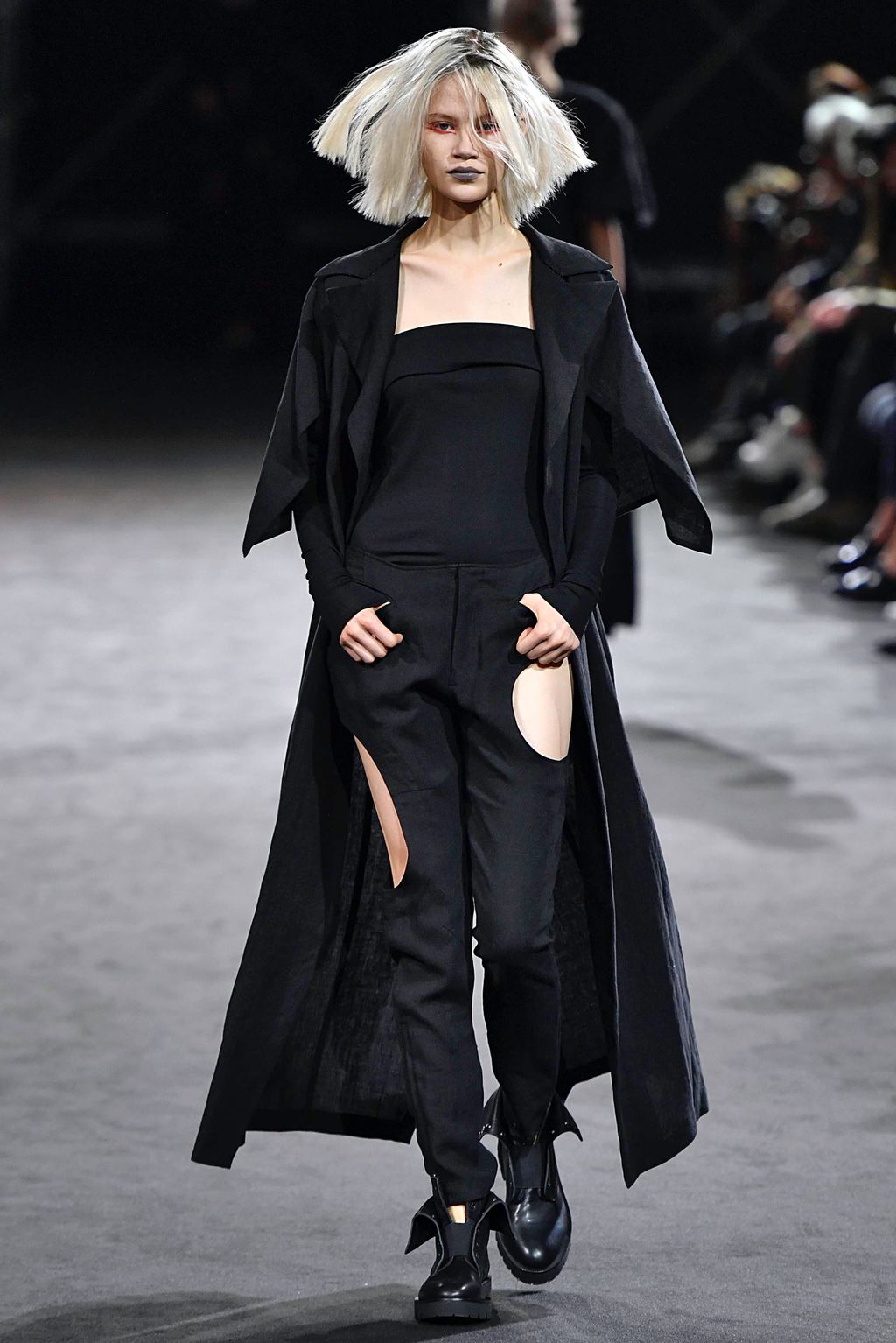 Fashion Week Paris Spring/Summer 2019 look 19 from the Yohji Yamamoto collection 女装