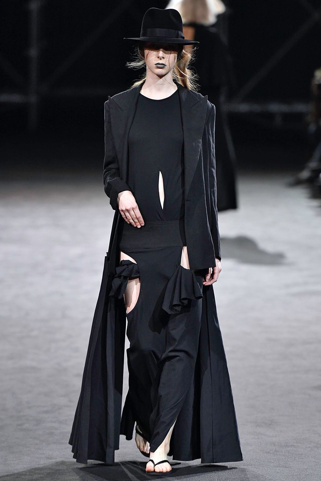 Fashion Week Paris Spring/Summer 2019 look 20 from the Yohji Yamamoto collection 女装