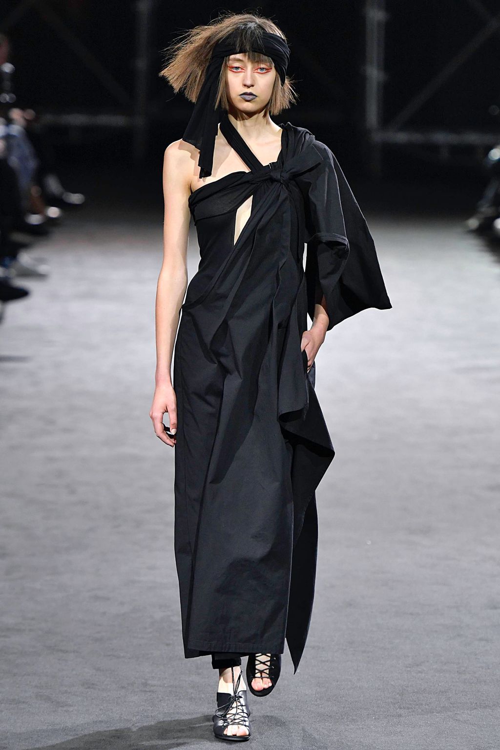 Fashion Week Paris Spring/Summer 2019 look 21 from the Yohji Yamamoto collection womenswear