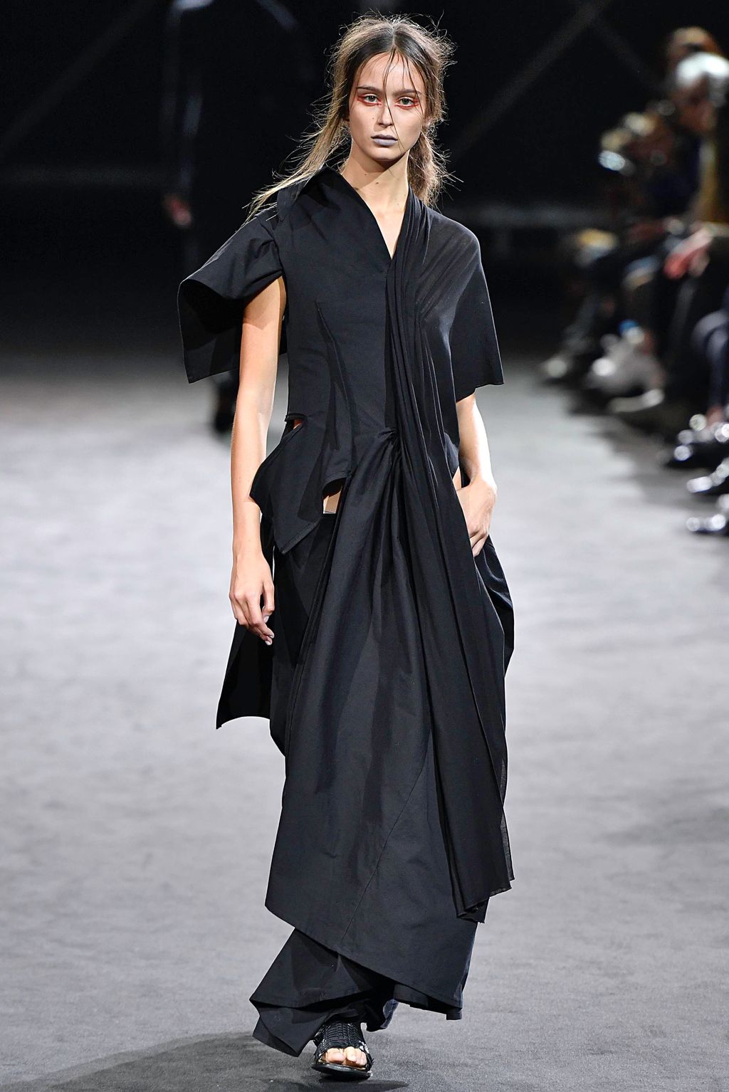 Fashion Week Paris Spring/Summer 2019 look 23 from the Yohji Yamamoto collection 女装