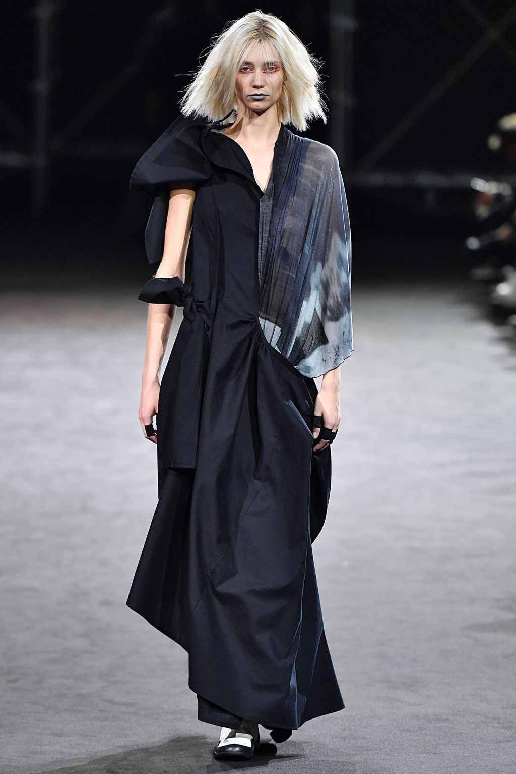Fashion Week Paris Spring/Summer 2019 look 26 from the Yohji Yamamoto collection 女装