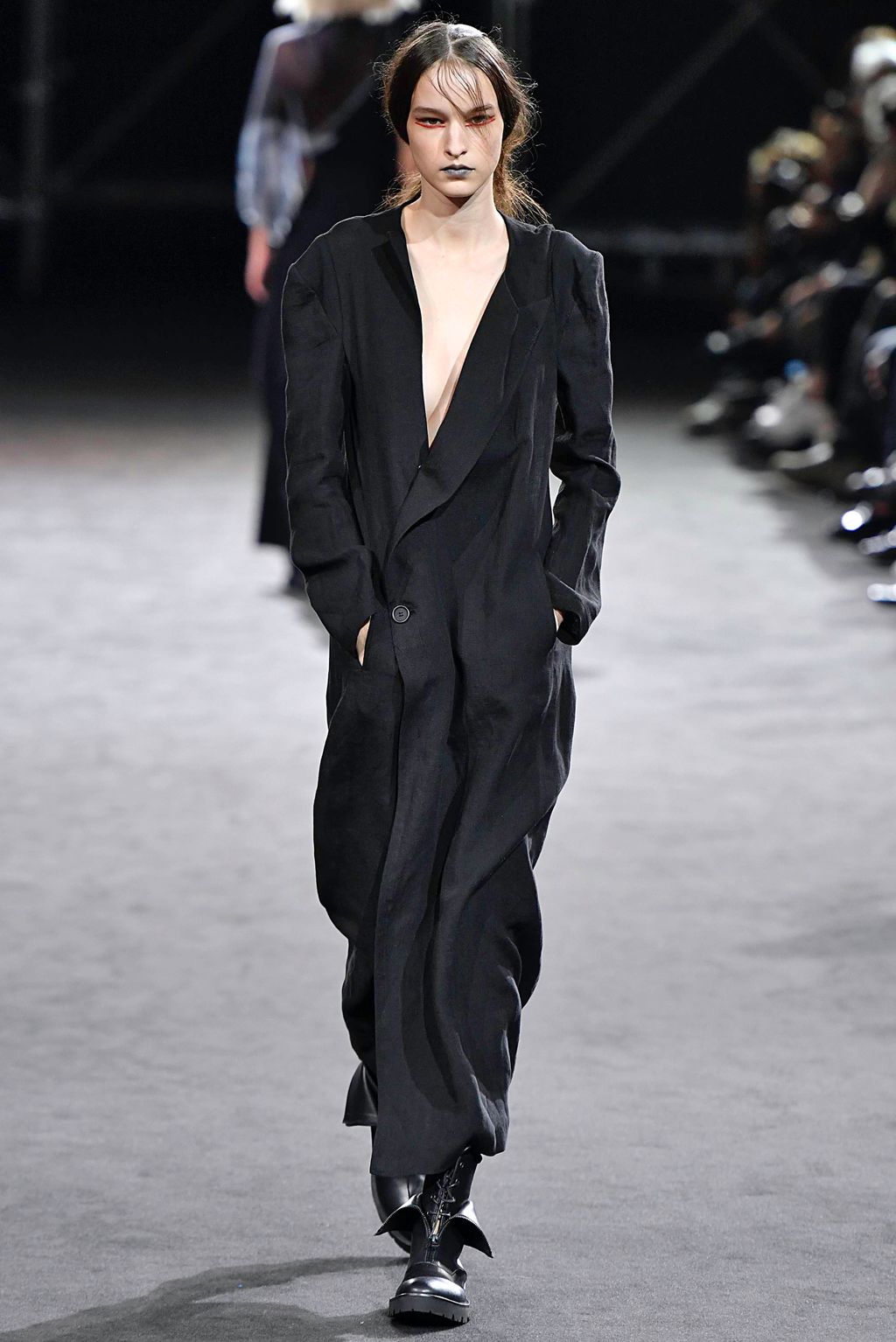 Fashion Week Paris Spring/Summer 2019 look 27 from the Yohji Yamamoto collection 女装