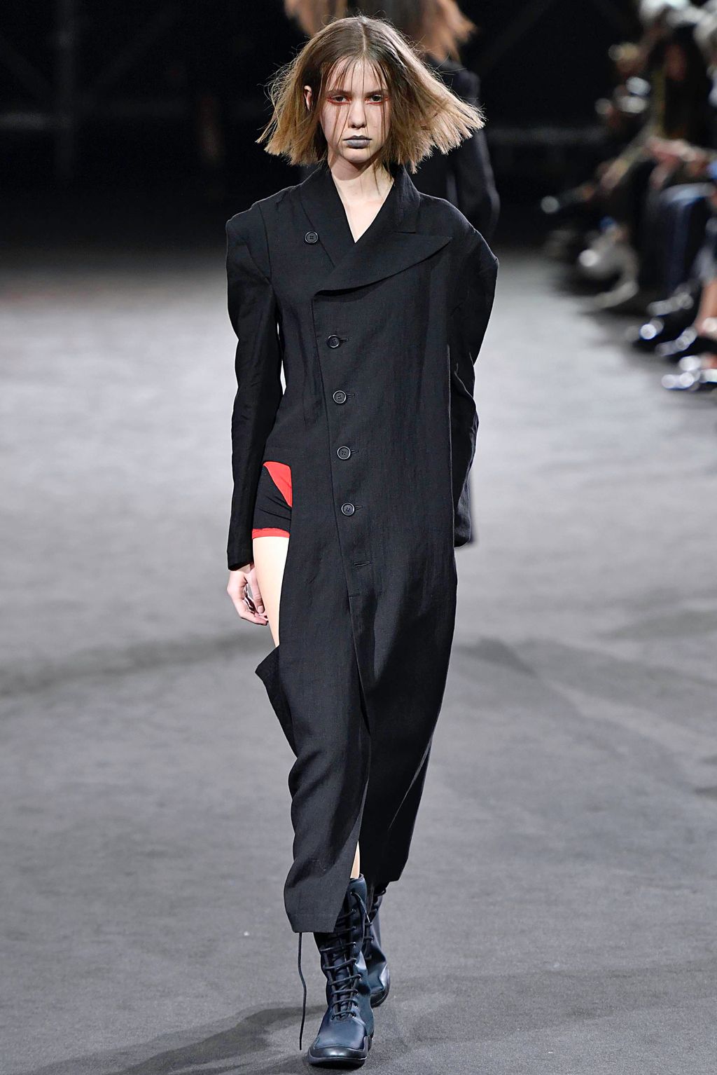 Fashion Week Paris Spring/Summer 2019 look 29 from the Yohji Yamamoto collection 女装