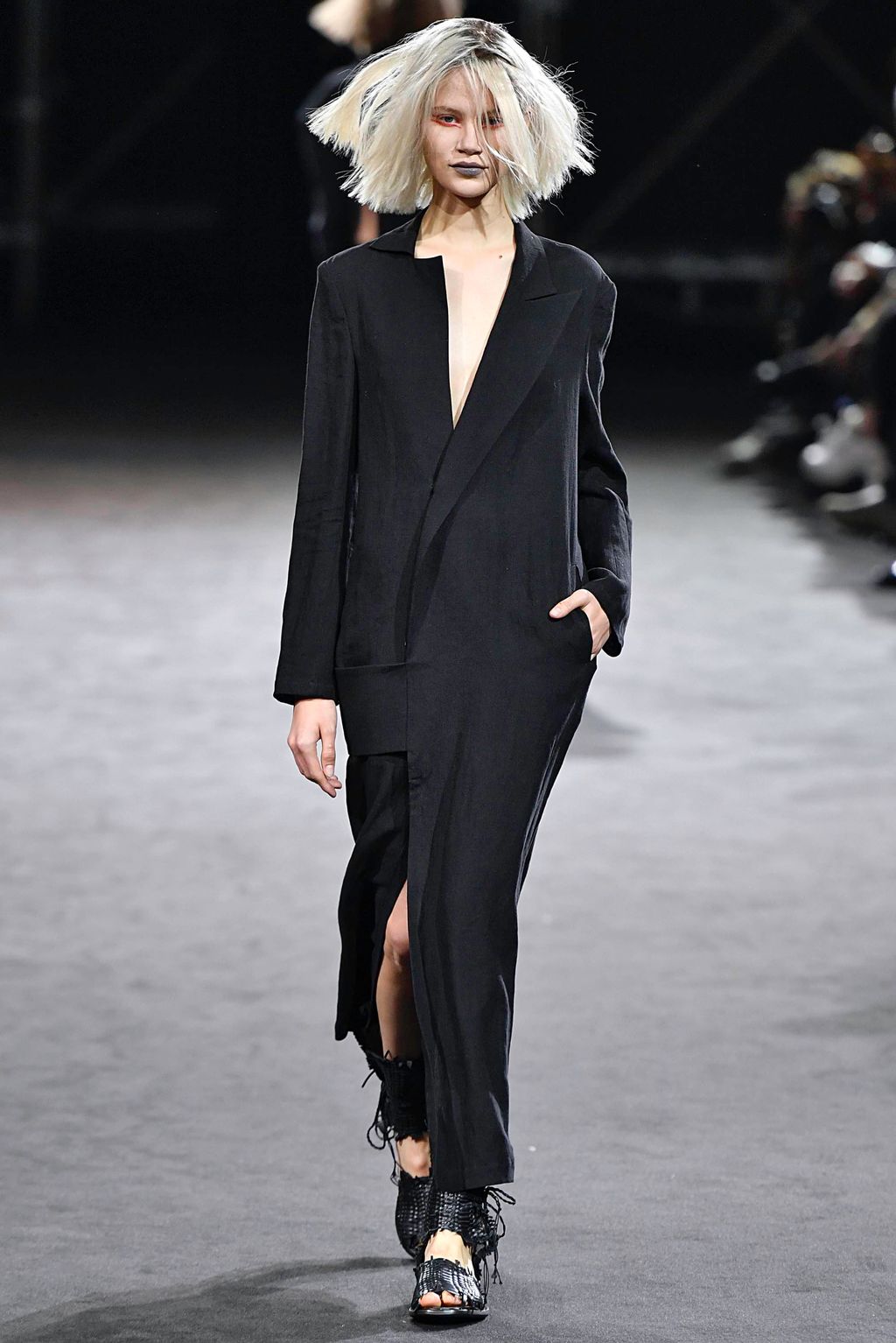 Fashion Week Paris Spring/Summer 2019 look 30 from the Yohji Yamamoto collection womenswear