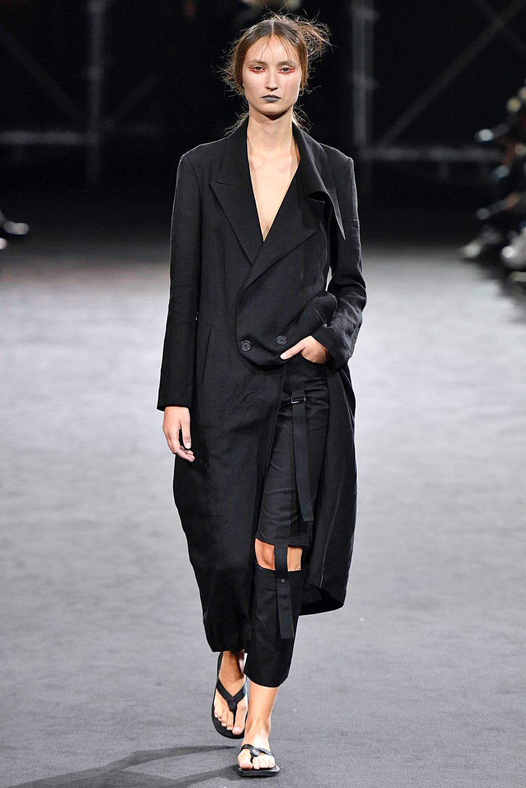 Fashion Week Paris Spring/Summer 2019 look 31 from the Yohji Yamamoto collection womenswear