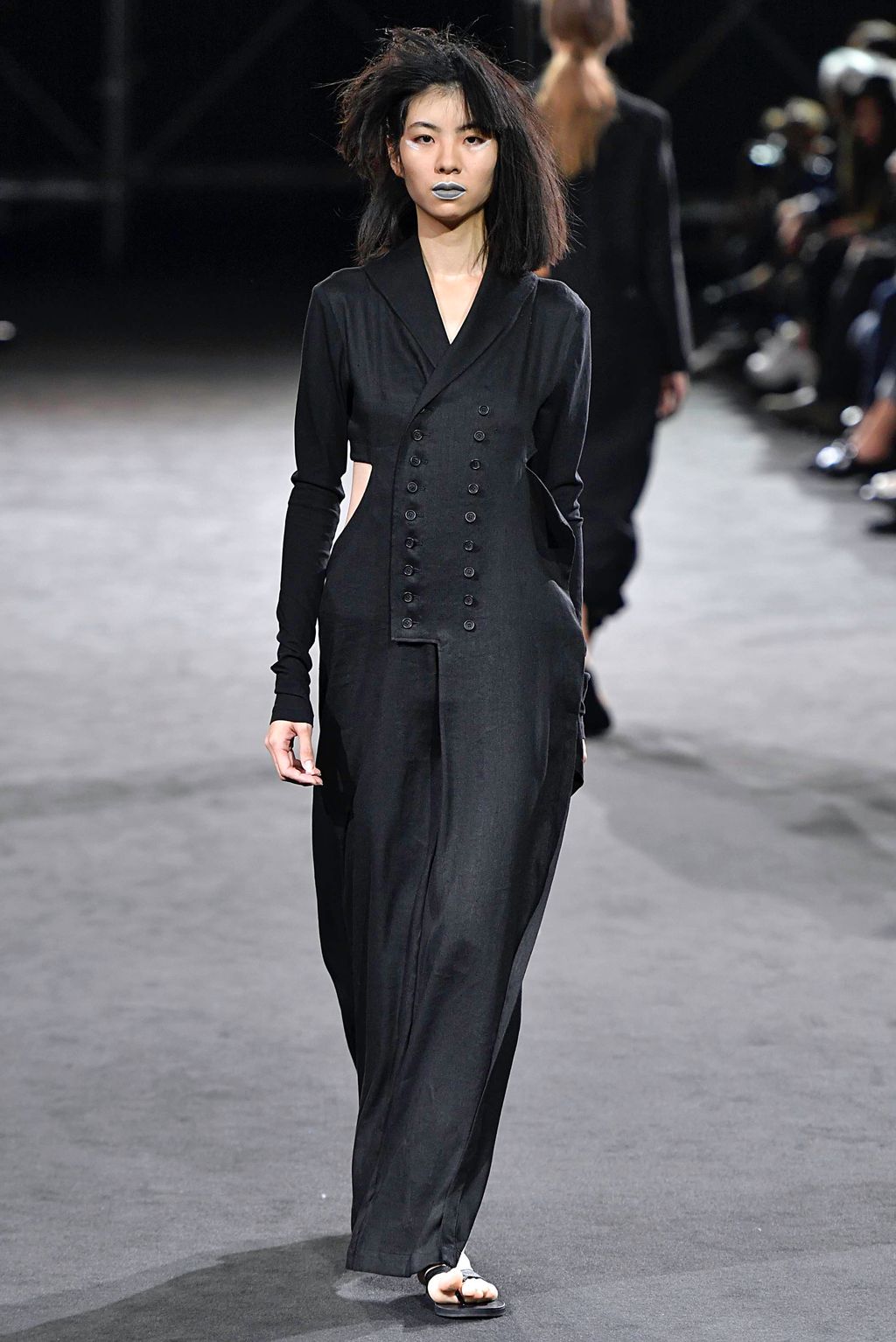 Fashion Week Paris Spring/Summer 2019 look 32 from the Yohji Yamamoto collection 女装