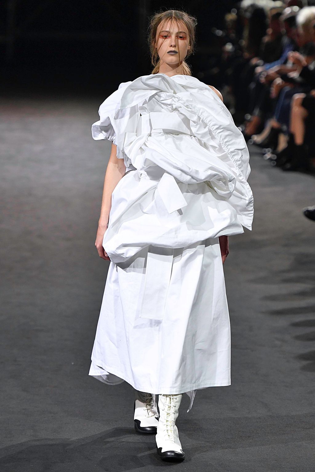 Fashion Week Paris Spring/Summer 2019 look 33 from the Yohji Yamamoto collection 女装