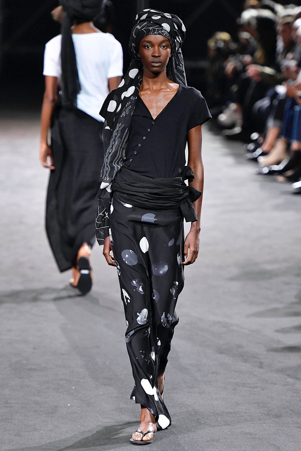 Fashion Week Paris Spring/Summer 2019 look 39 from the Yohji Yamamoto collection 女装