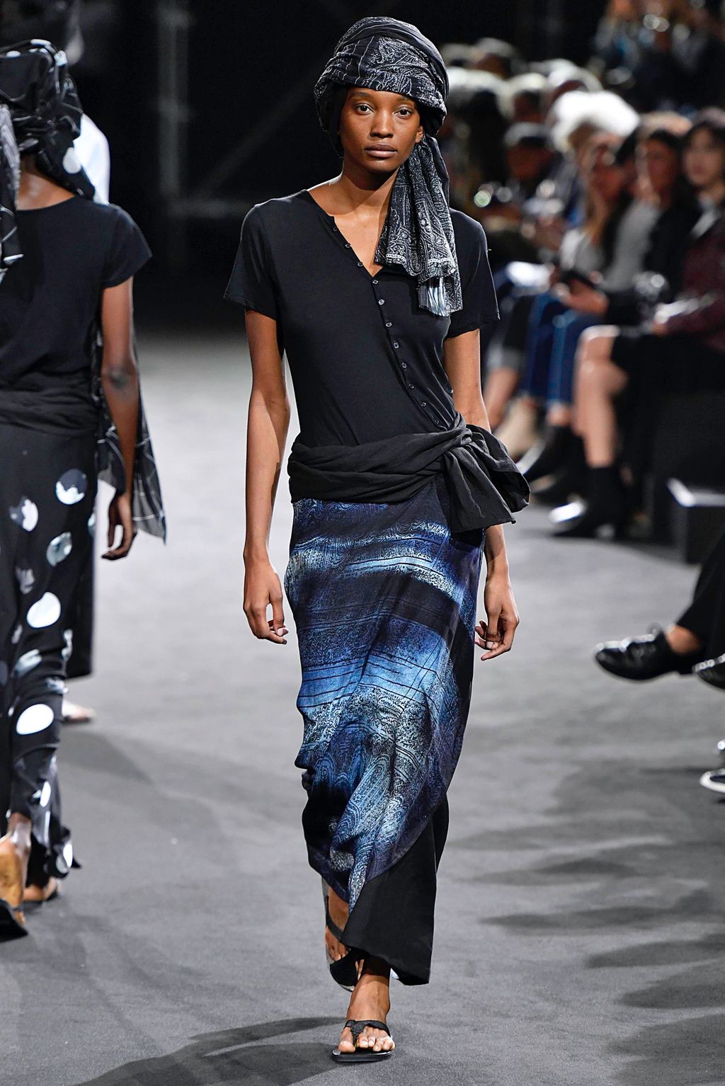 Fashion Week Paris Spring/Summer 2019 look 40 from the Yohji Yamamoto collection 女装