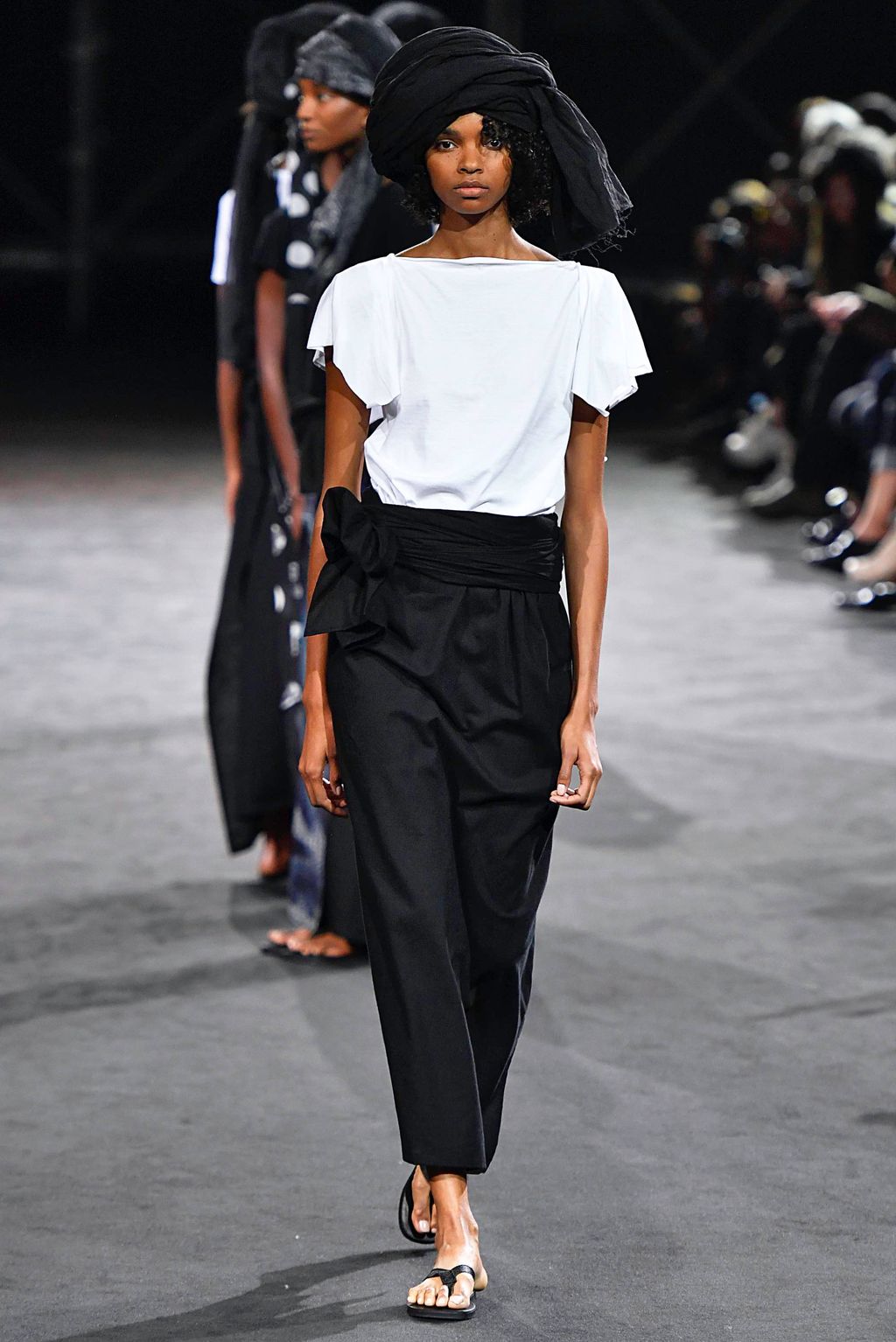 Fashion Week Paris Spring/Summer 2019 look 41 from the Yohji Yamamoto collection 女装