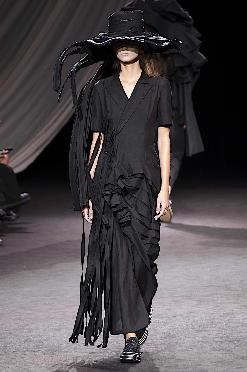 Fashion Week Paris Spring/Summer 2020 look 2 from the Yohji Yamamoto collection womenswear