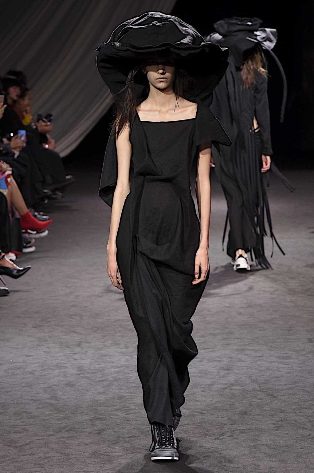 Fashion Week Paris Spring/Summer 2020 look 6 from the Yohji Yamamoto collection 女装