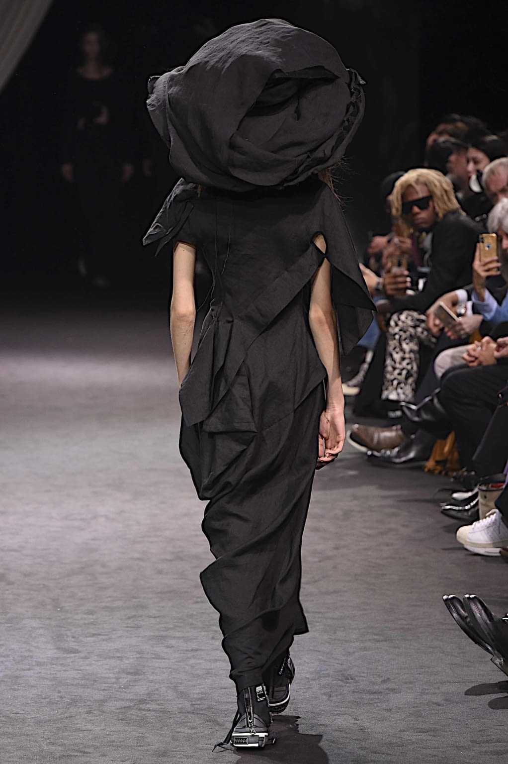 Fashion Week Paris Spring/Summer 2020 look 5 from the Yohji Yamamoto collection womenswear