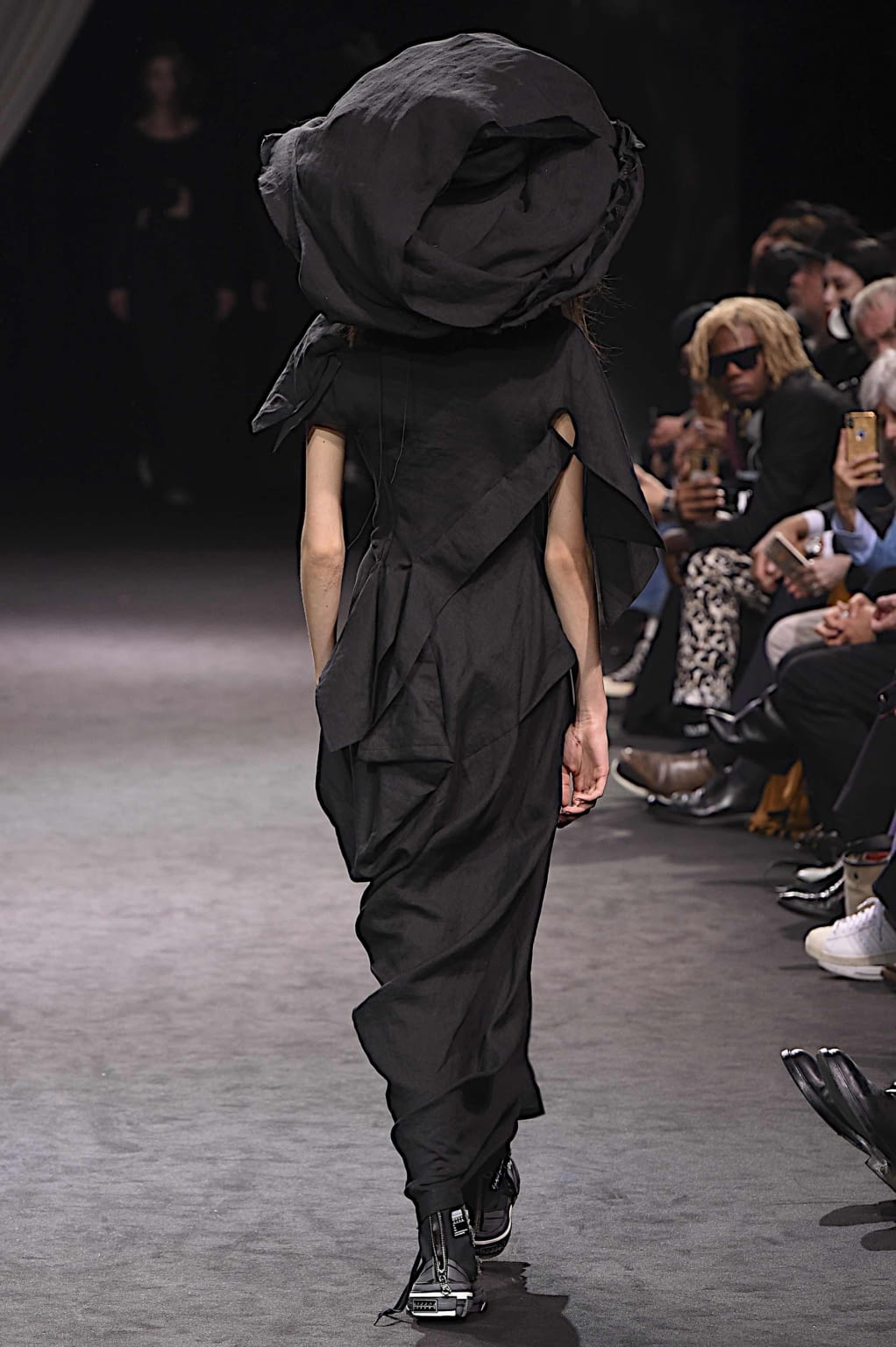 Fashion Week Paris Spring/Summer 2020 look 5 de la collection Yohji Yamamoto womenswear