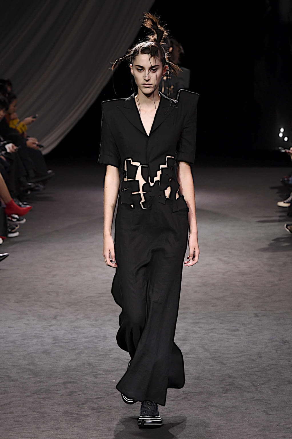 Fashion Week Paris Spring/Summer 2020 look 11 from the Yohji Yamamoto collection 女装