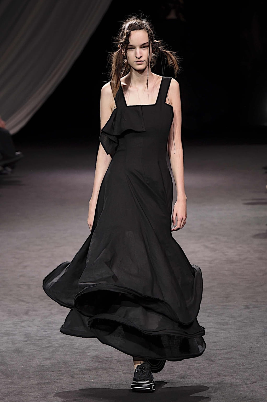 Fashion Week Paris Spring/Summer 2020 look 14 de la collection Yohji Yamamoto womenswear