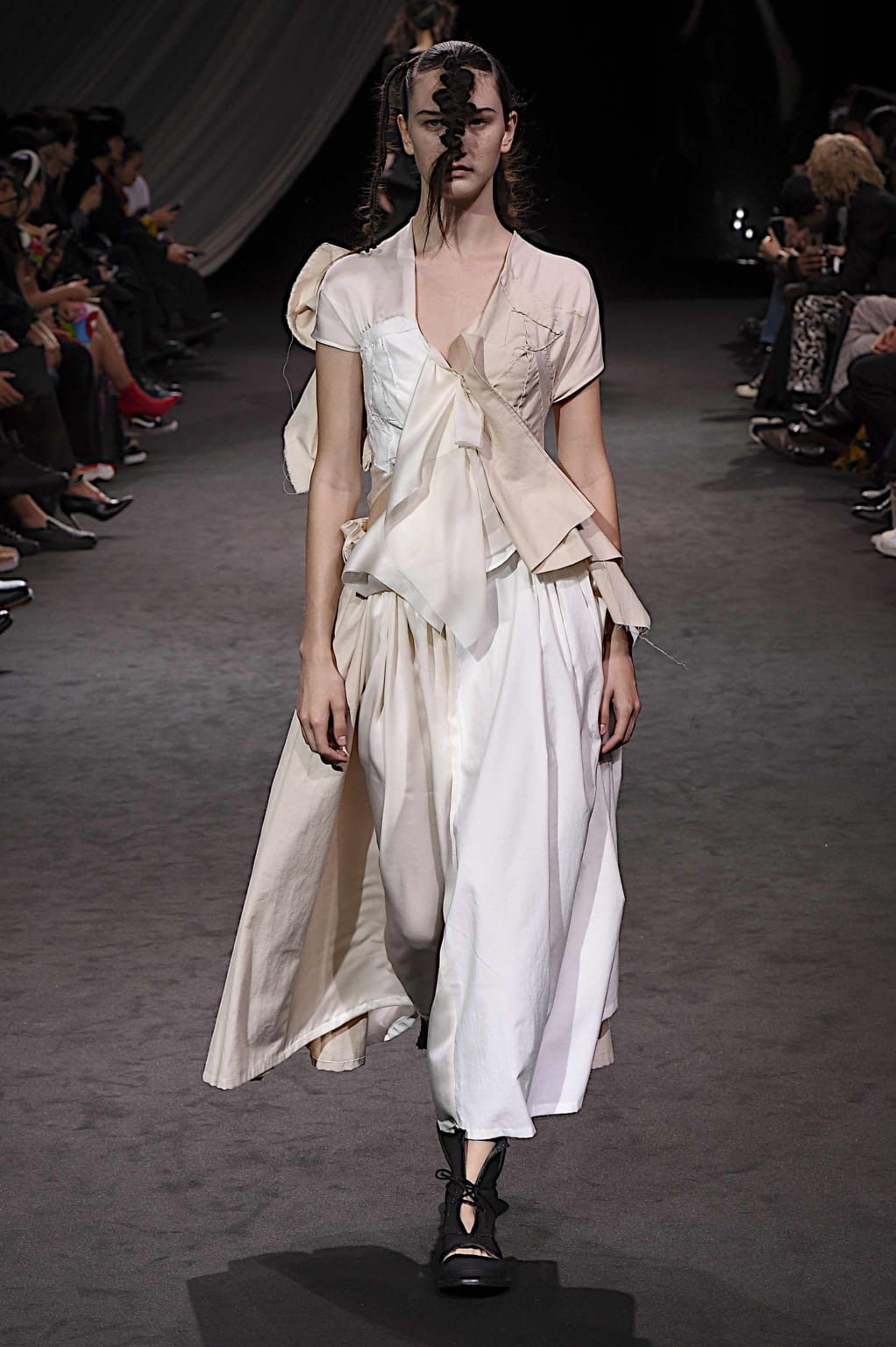 Fashion Week Paris Spring/Summer 2020 look 18 de la collection Yohji Yamamoto womenswear