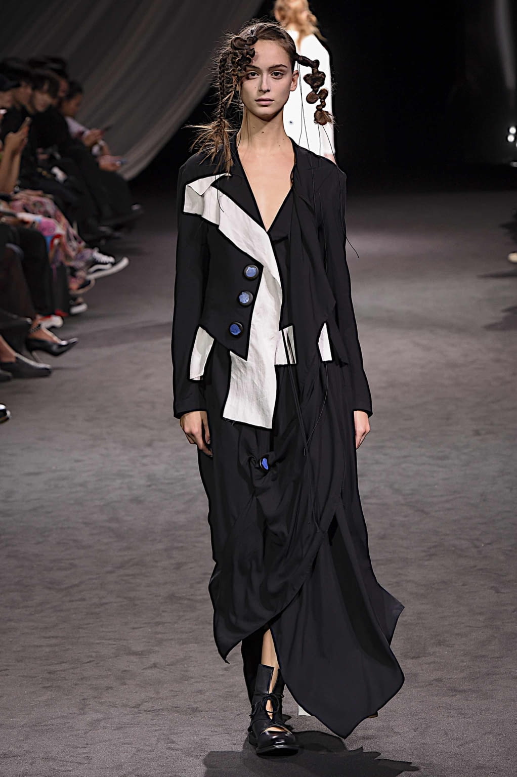 Fashion Week Paris Spring/Summer 2020 look 21 from the Yohji Yamamoto collection 女装