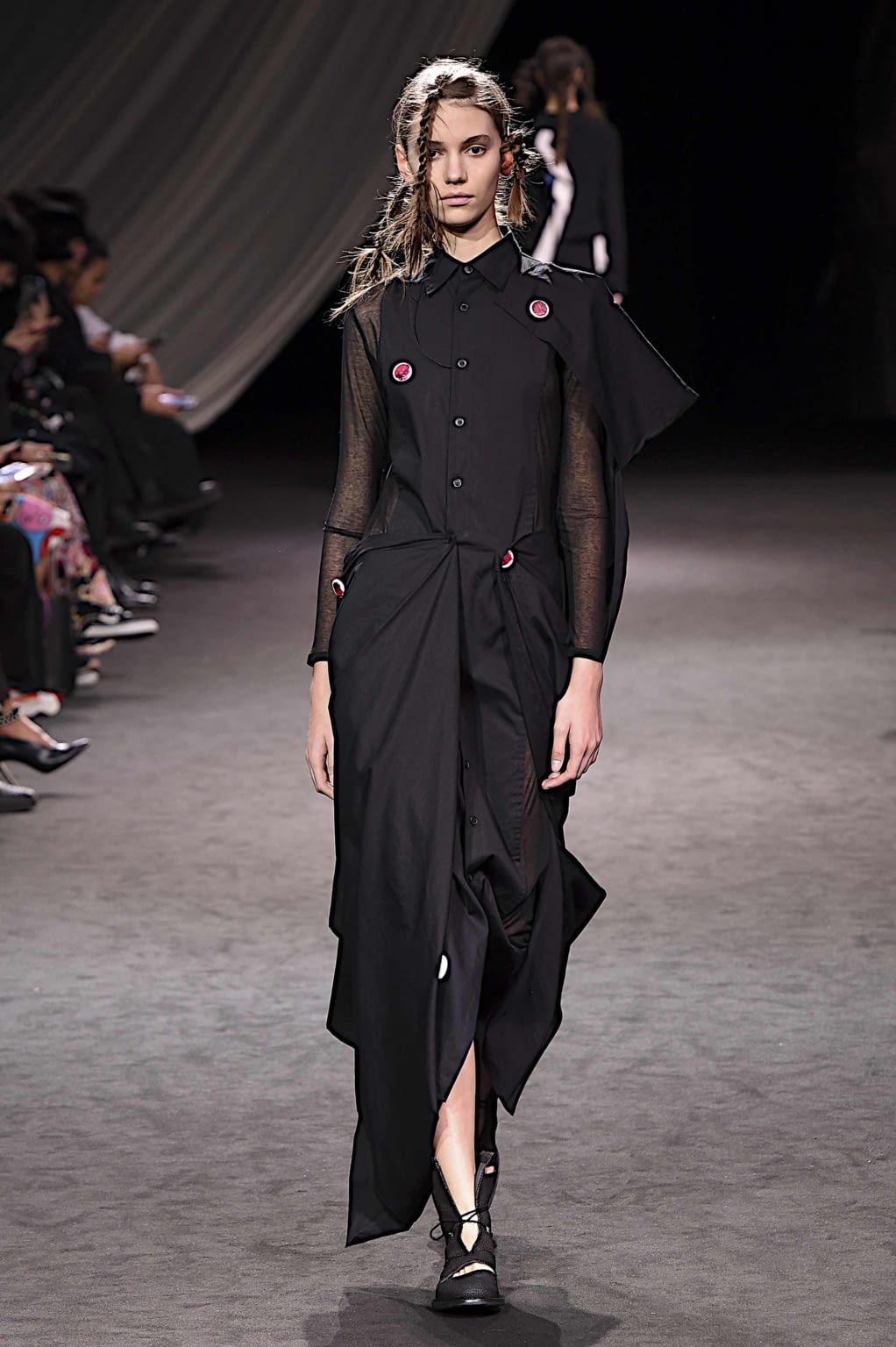 Fashion Week Paris Spring/Summer 2020 look 22 from the Yohji Yamamoto collection 女装