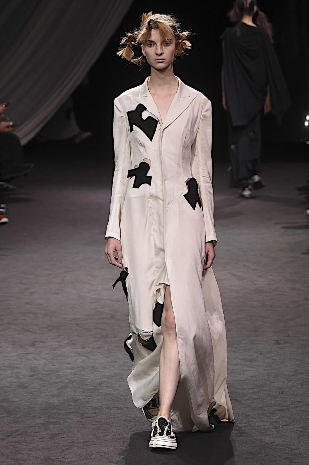 Fashion Week Paris Spring/Summer 2020 look 27 from the Yohji Yamamoto collection 女装