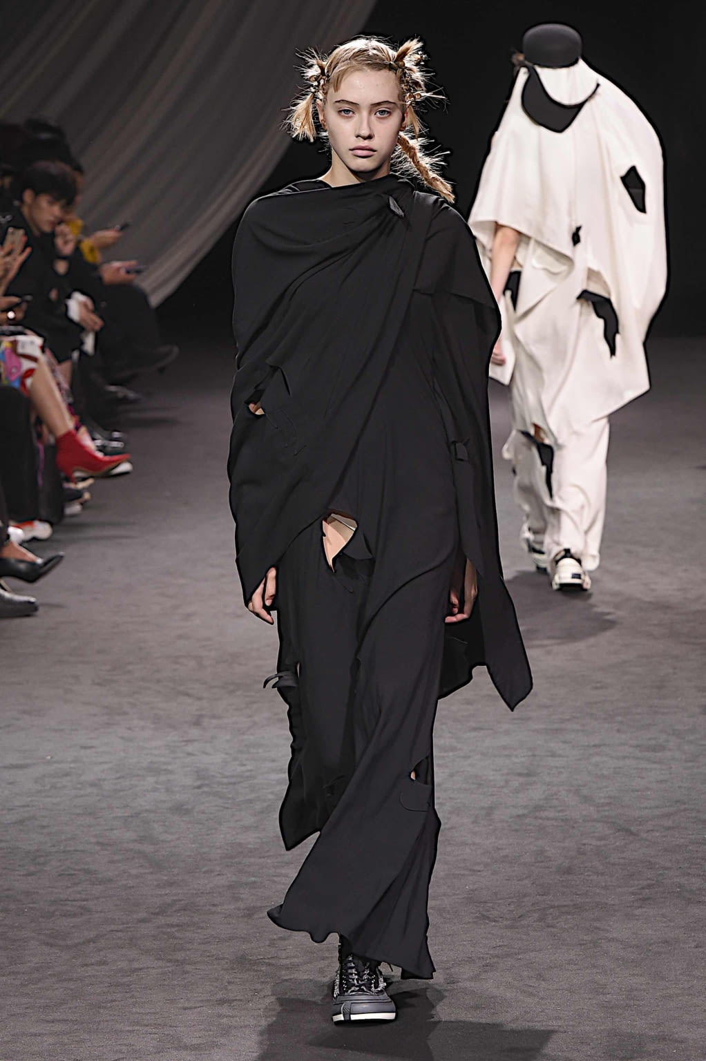 Fashion Week Paris Spring/Summer 2020 look 29 de la collection Yohji Yamamoto womenswear