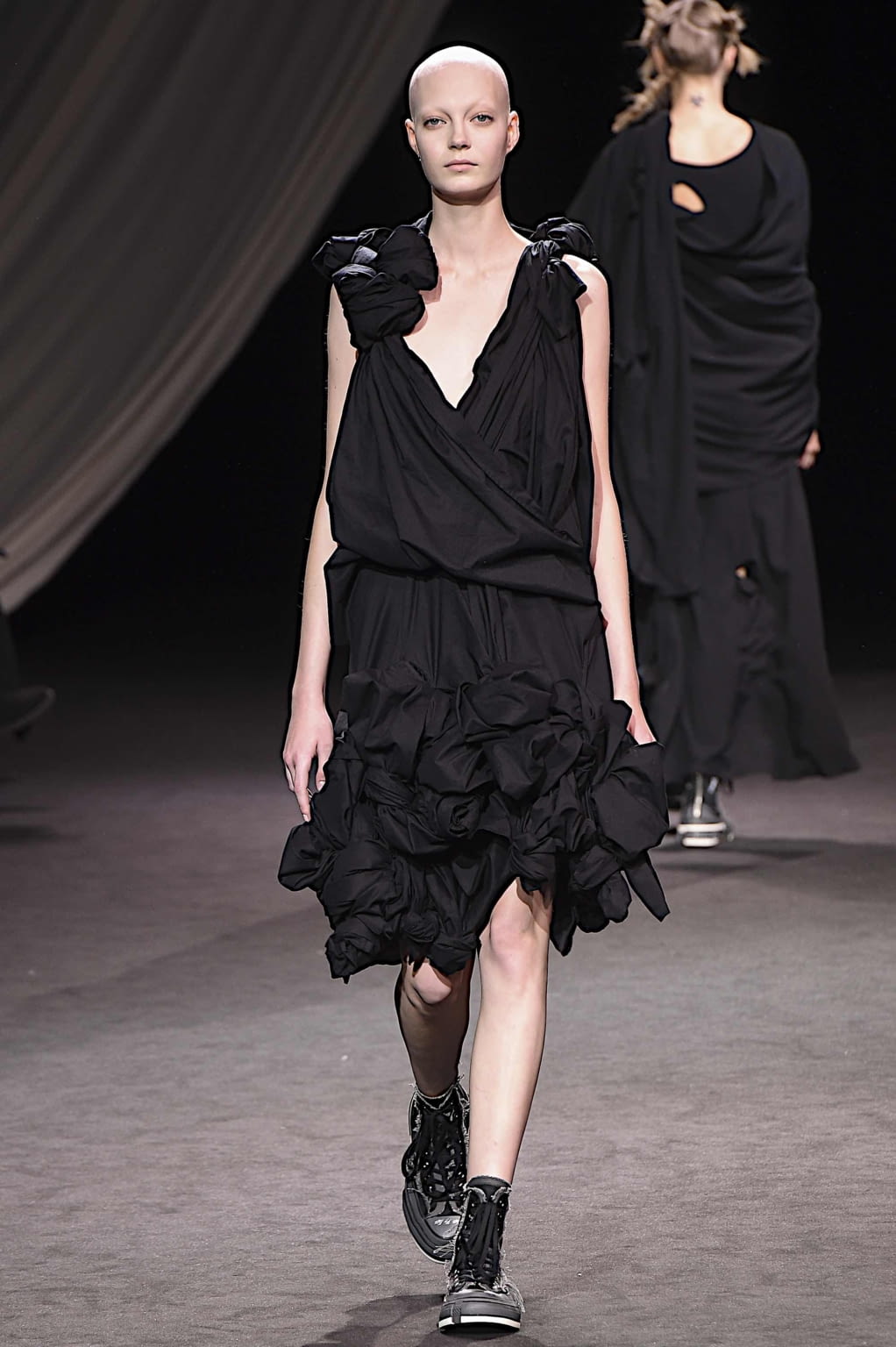 Fashion Week Paris Spring/Summer 2020 look 30 from the Yohji Yamamoto collection 女装