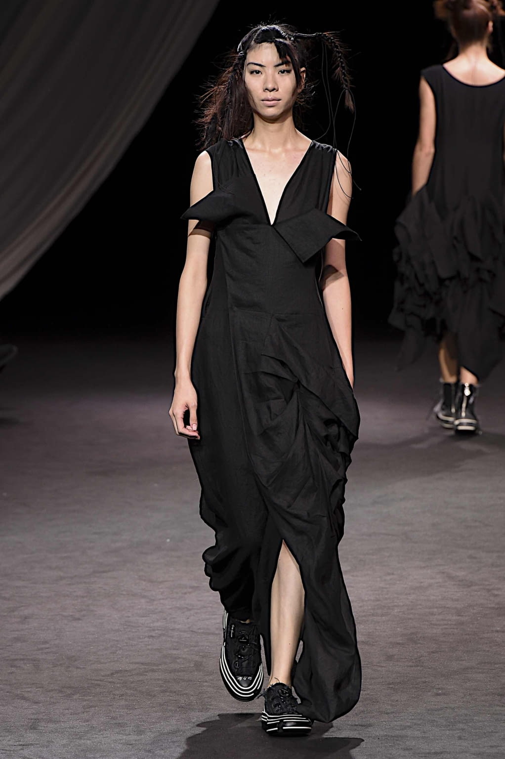Fashion Week Paris Spring/Summer 2020 look 34 from the Yohji Yamamoto collection 女装