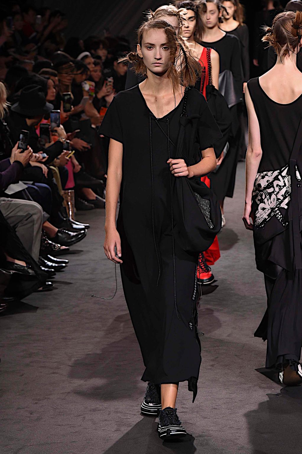 Fashion Week Paris Spring/Summer 2020 look 47 from the Yohji Yamamoto collection 女装