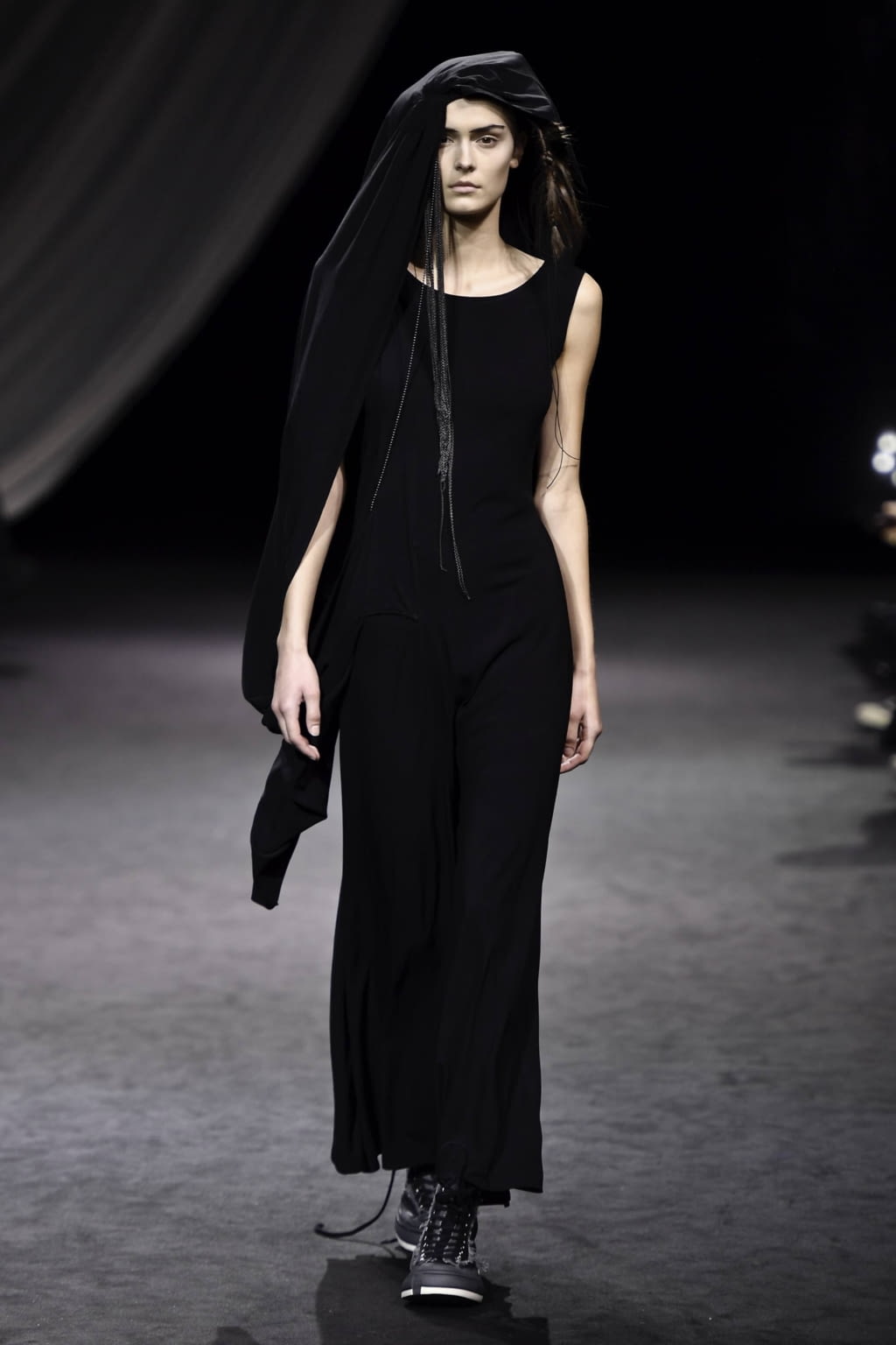 Fashion Week Paris Spring/Summer 2020 look 32 from the Yohji Yamamoto collection womenswear
