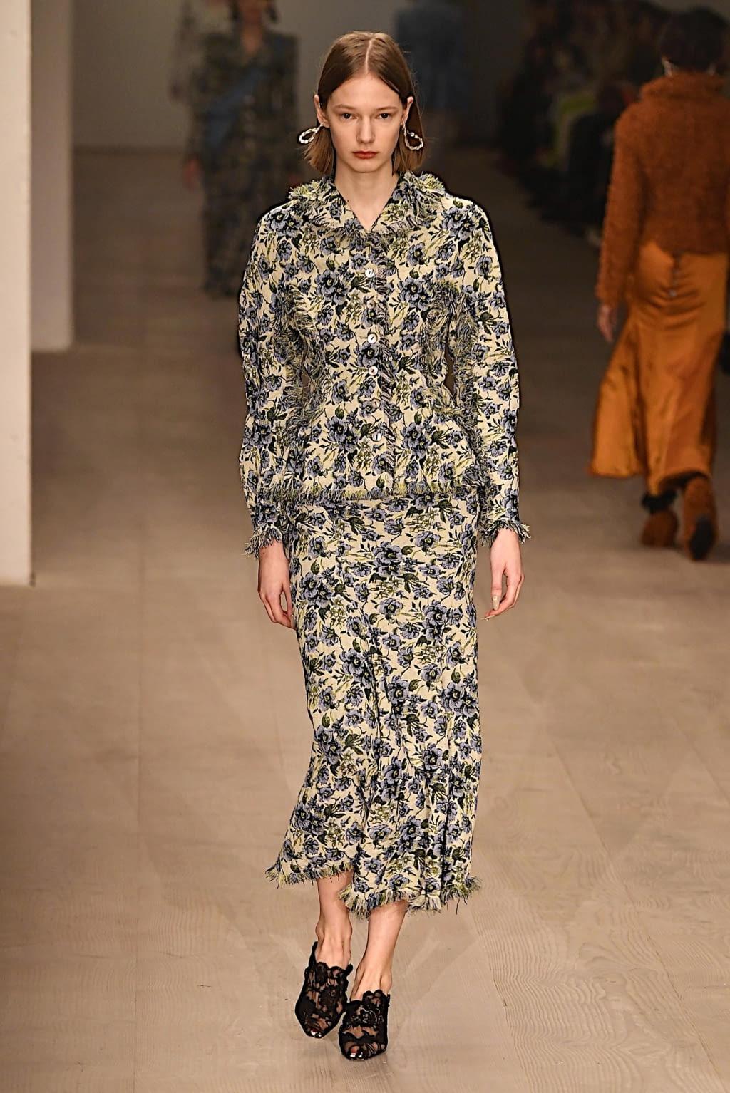 Fashion Week London Fall/Winter 2020 look 15 from the Yuhan Wang collection 女装
