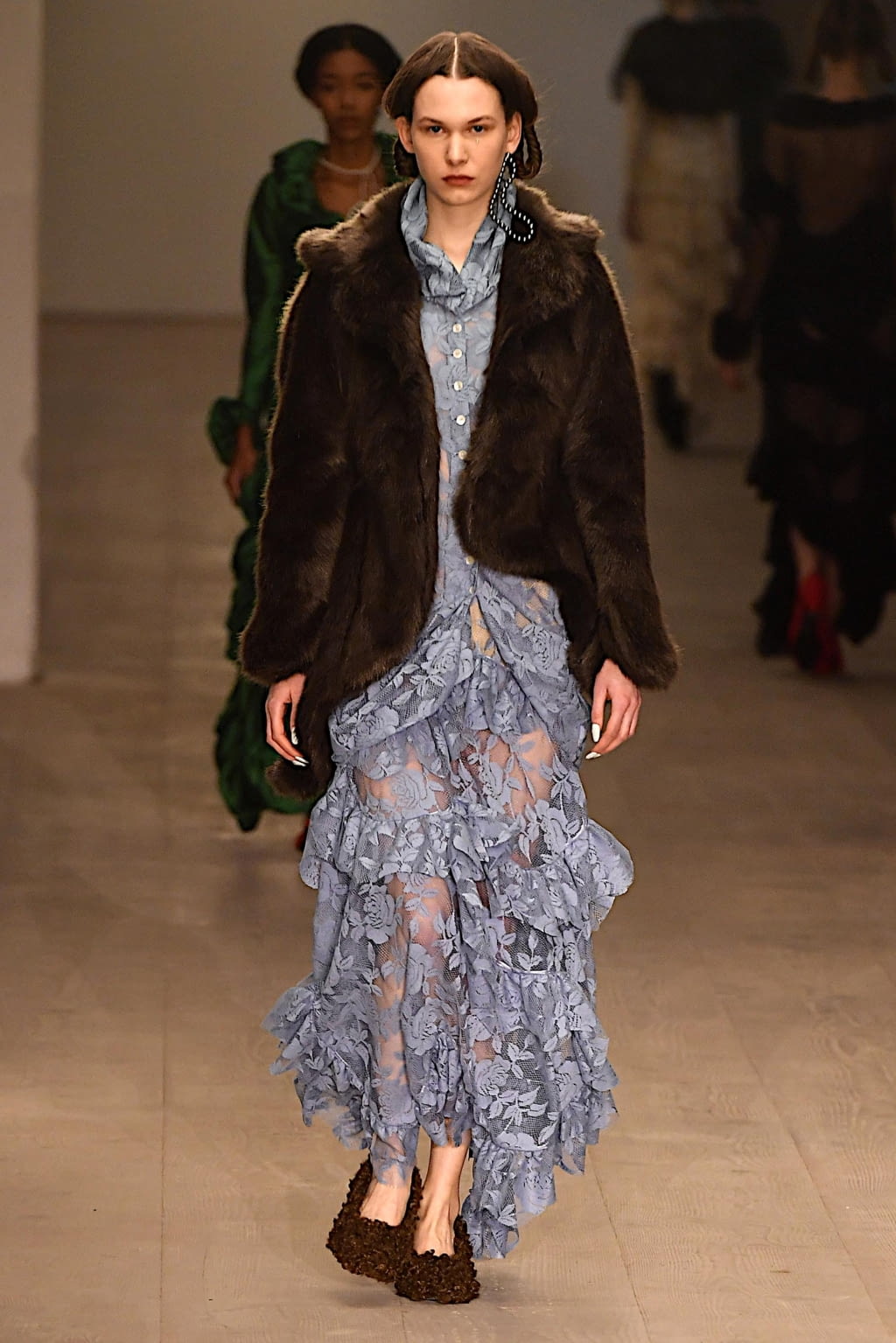 Fashion Week London Fall/Winter 2020 look 24 from the Yuhan Wang collection 女装