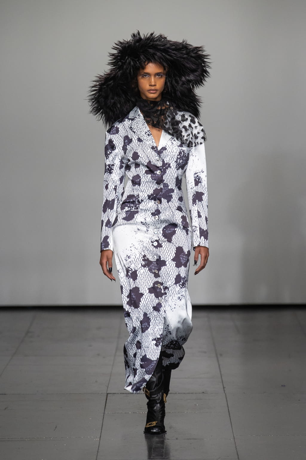 Fashion Week London Fall/Winter 2022 look 2 from the Yuhan Wang collection womenswear