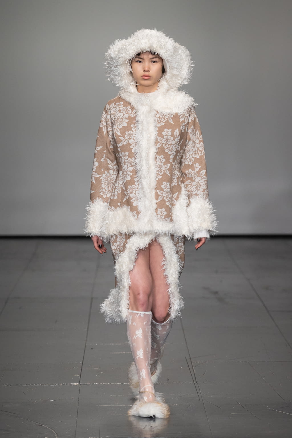 Fashion Week London Fall/Winter 2022 look 13 from the Yuhan Wang collection 女装