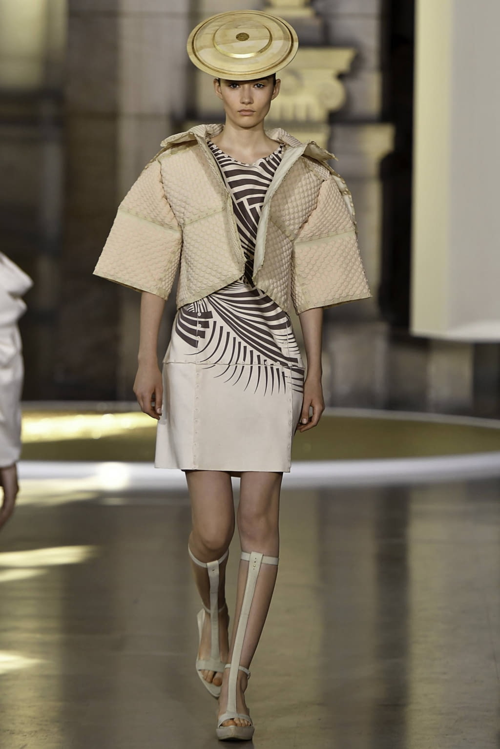 Fashion Week Paris Fall/Winter 2019 look 5 de la collection Yuima Nakazato couture