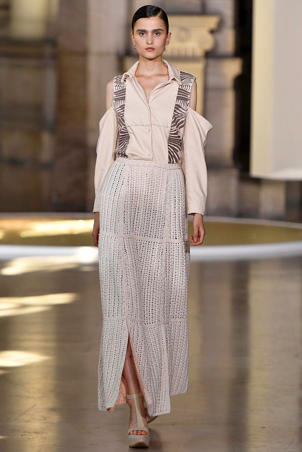 Fashion Week Paris Fall/Winter 2019 look 7 from the Yuima Nakazato collection couture
