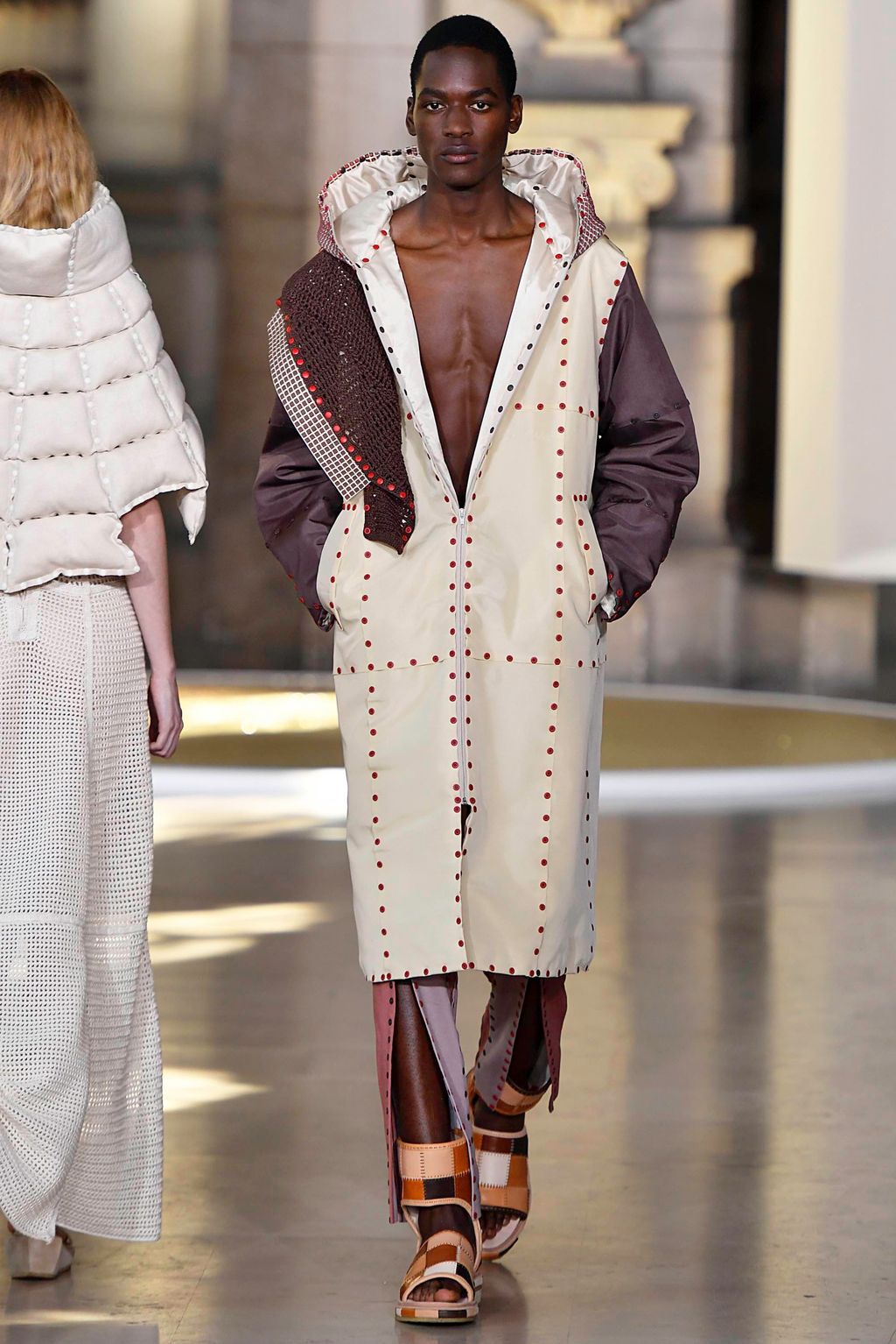 Fashion Week Paris Fall/Winter 2019 look 16 from the Yuima Nakazato collection couture