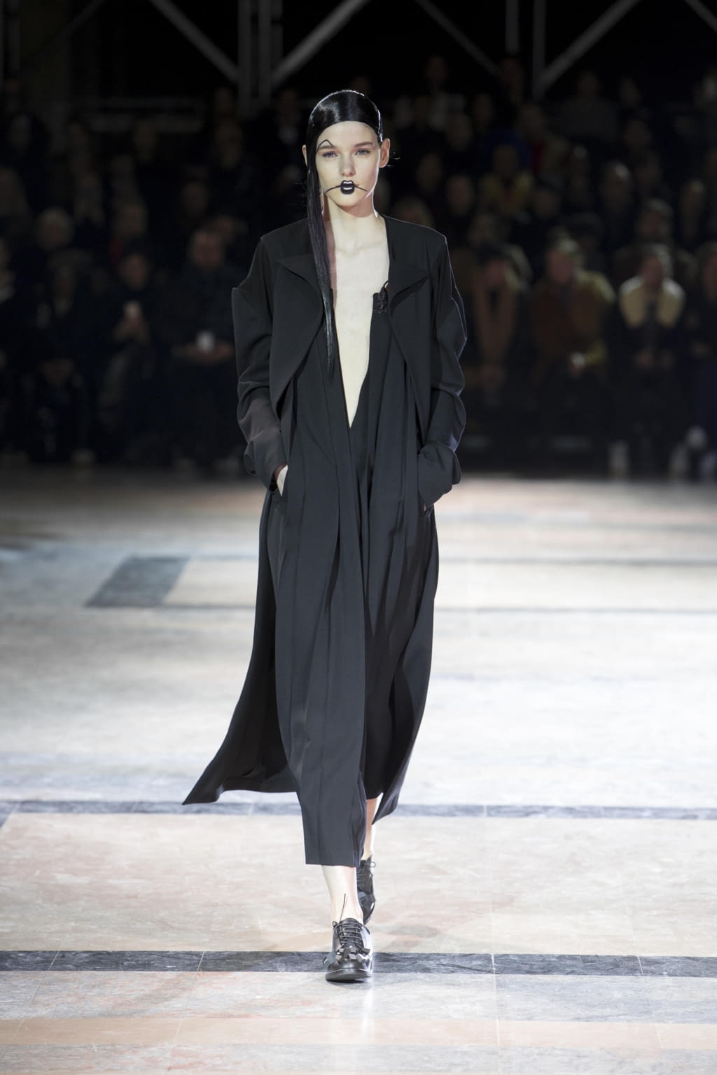 Fashion Week Paris Fall/Winter 2016 look 1 de la collection Yohji Yamamoto womenswear