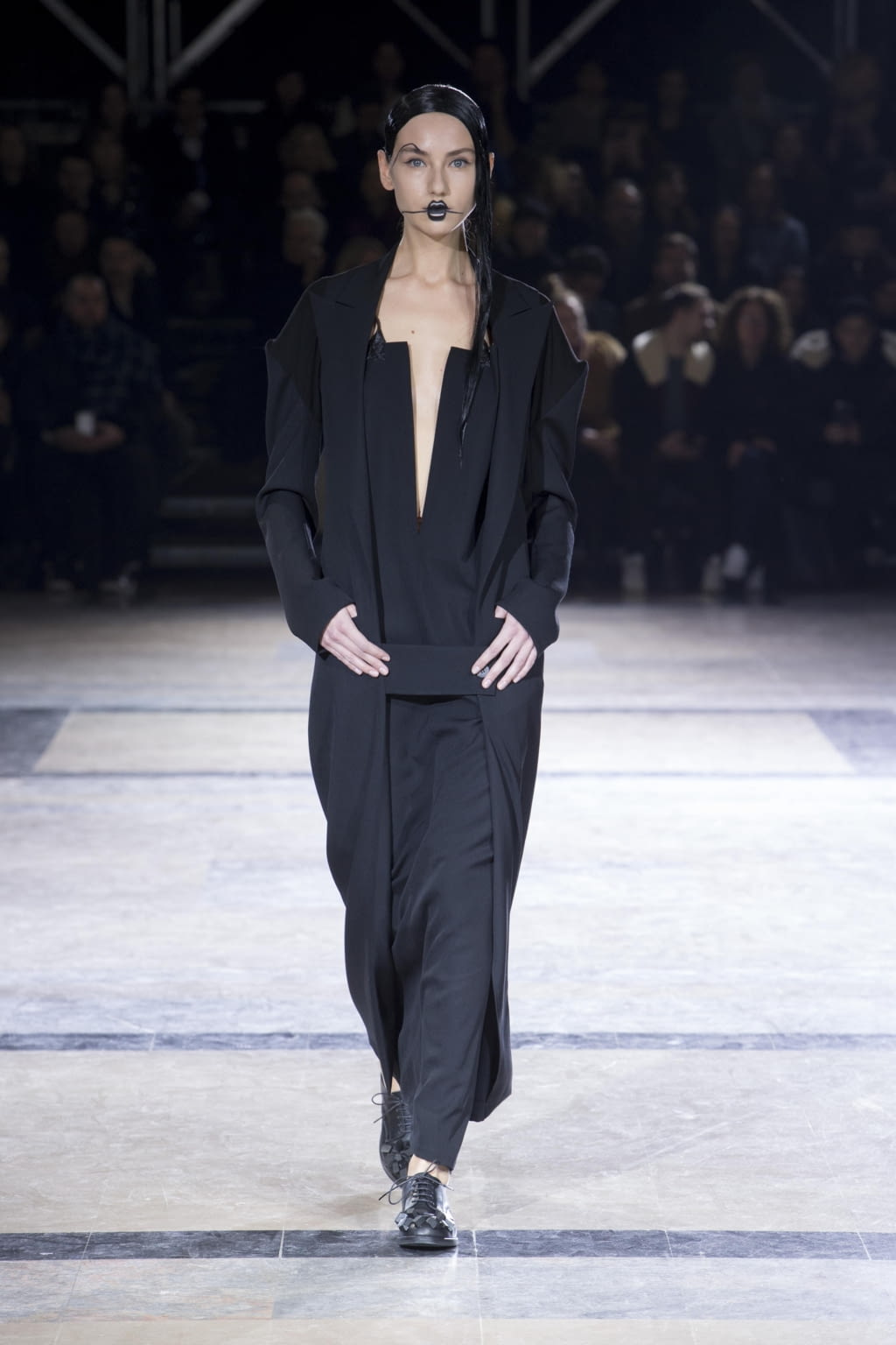 Fashion Week Paris Fall/Winter 2016 look 2 de la collection Yohji Yamamoto womenswear