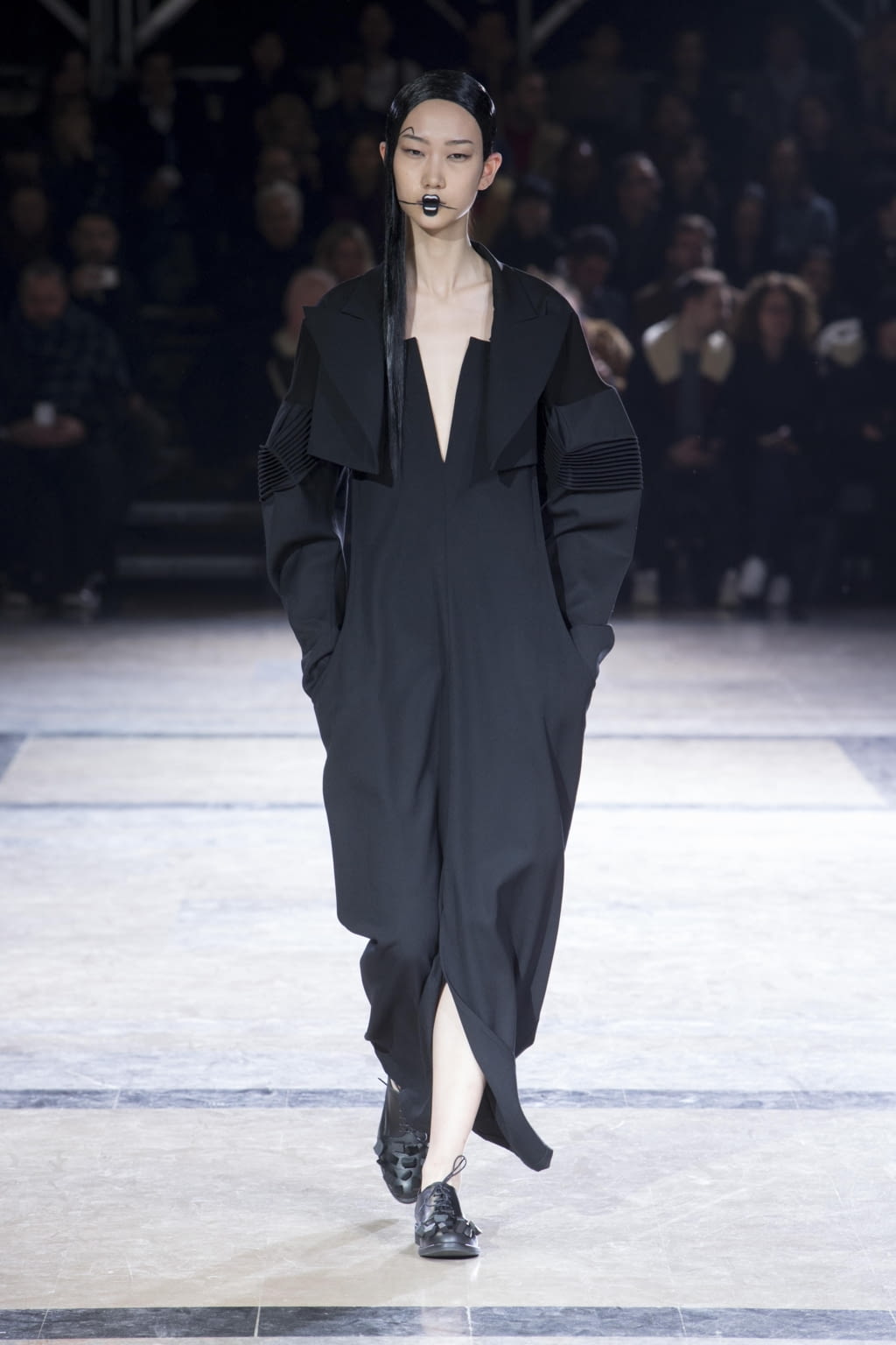 Fashion Week Paris Fall/Winter 2016 look 3 de la collection Yohji Yamamoto womenswear