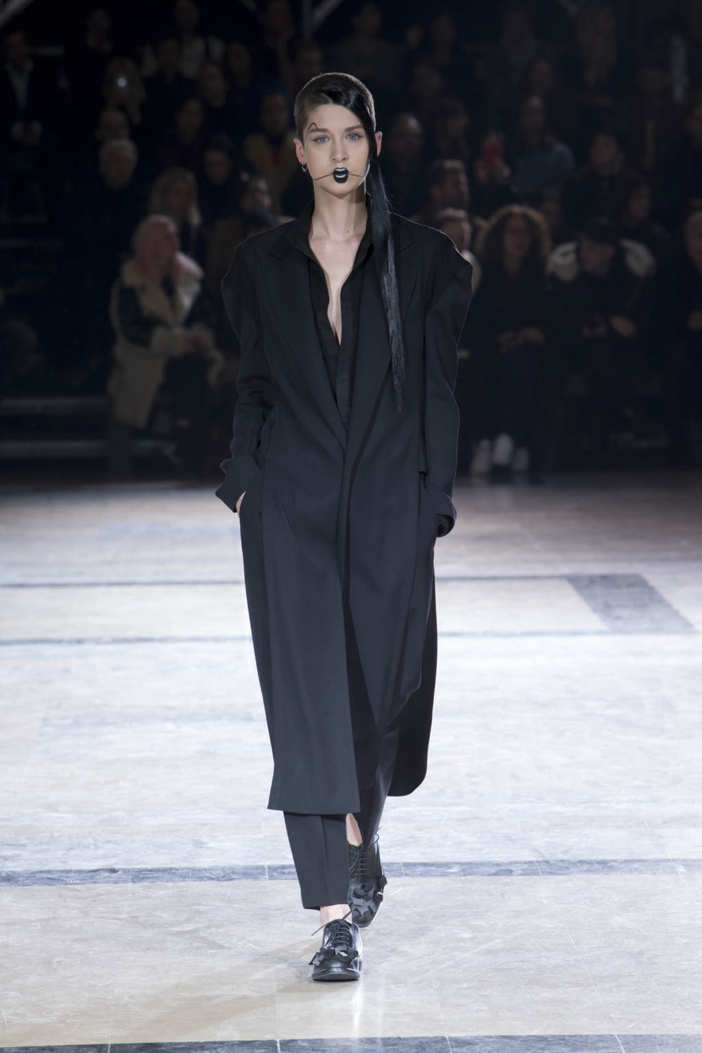Fashion Week Paris Fall/Winter 2016 look 5 de la collection Yohji Yamamoto womenswear