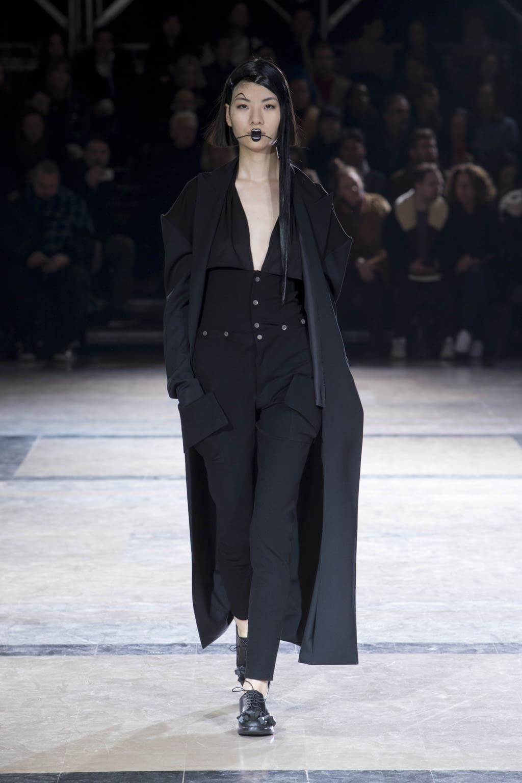 Fashion Week Paris Fall/Winter 2016 look 7 de la collection Yohji Yamamoto womenswear