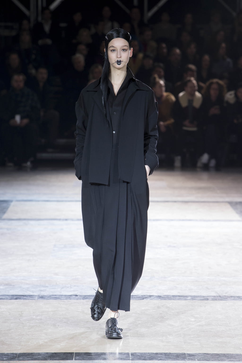 Fashion Week Paris Fall/Winter 2016 look 10 de la collection Yohji Yamamoto womenswear