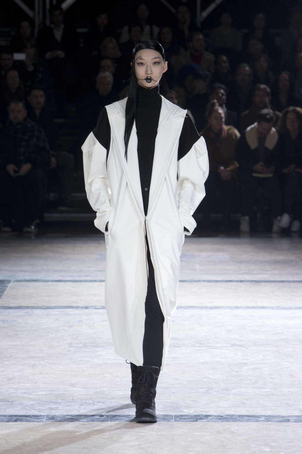 Fashion Week Paris Fall/Winter 2016 look 12 de la collection Yohji Yamamoto womenswear