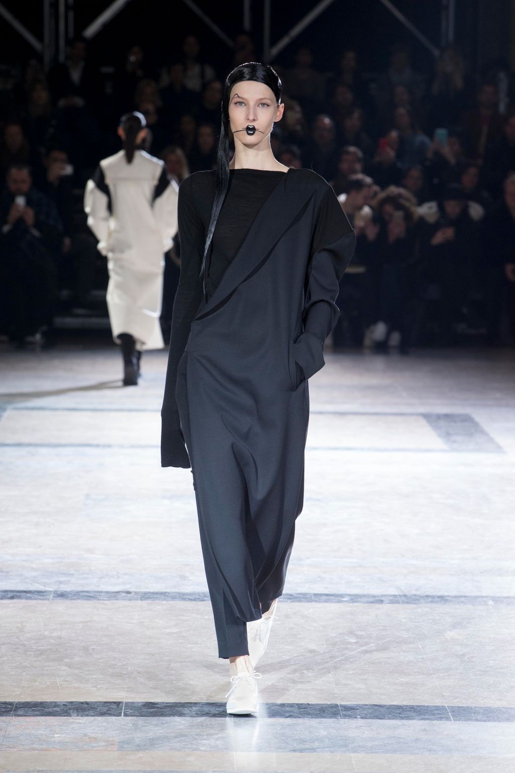 Fashion Week Paris Fall/Winter 2016 look 13 de la collection Yohji Yamamoto womenswear