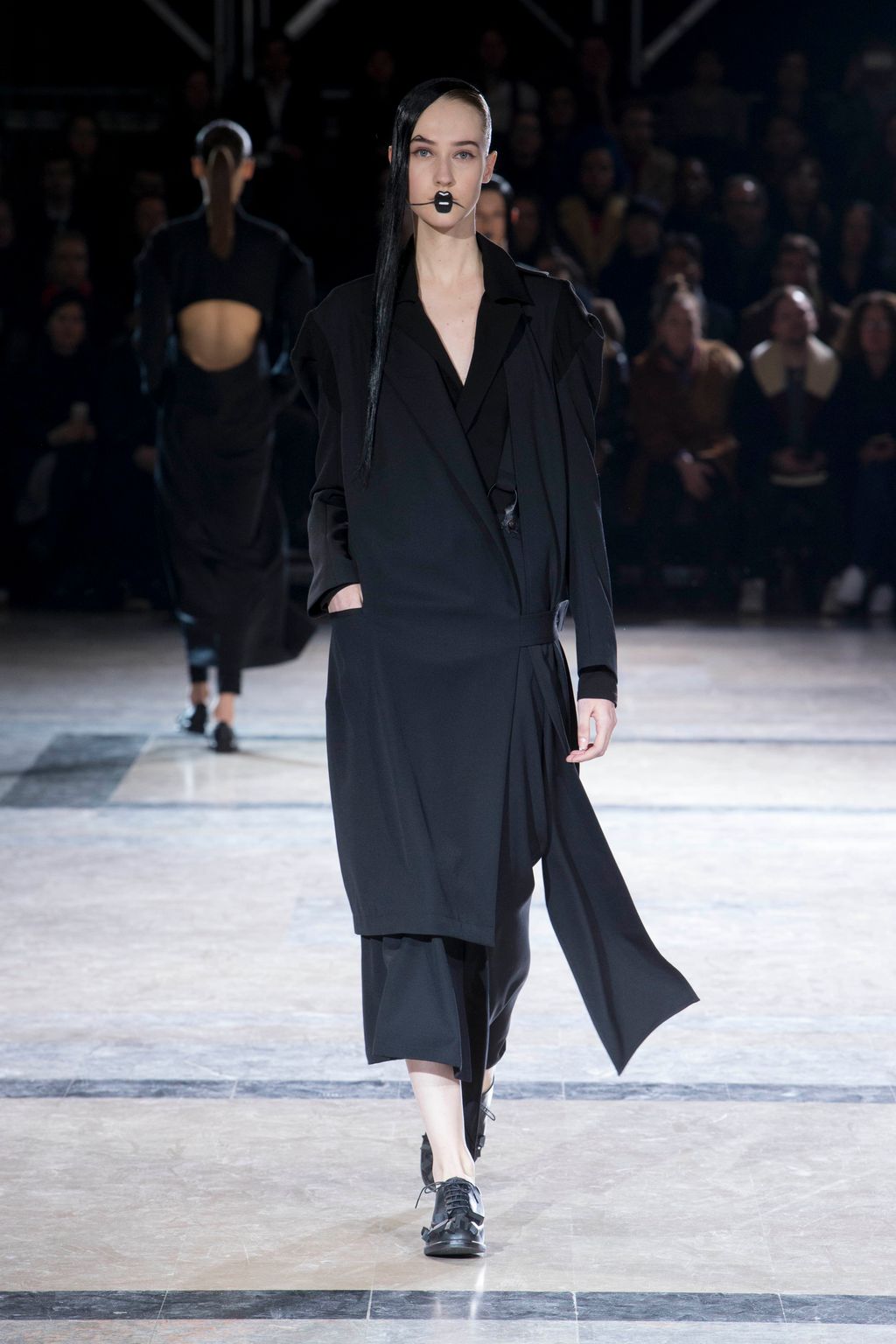 Fashion Week Paris Fall/Winter 2016 look 16 de la collection Yohji Yamamoto womenswear