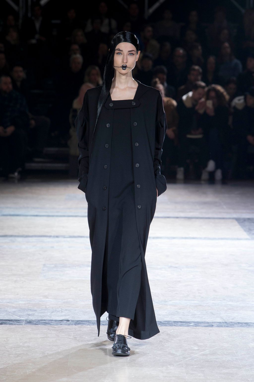 Fashion Week Paris Fall/Winter 2016 look 18 de la collection Yohji Yamamoto womenswear